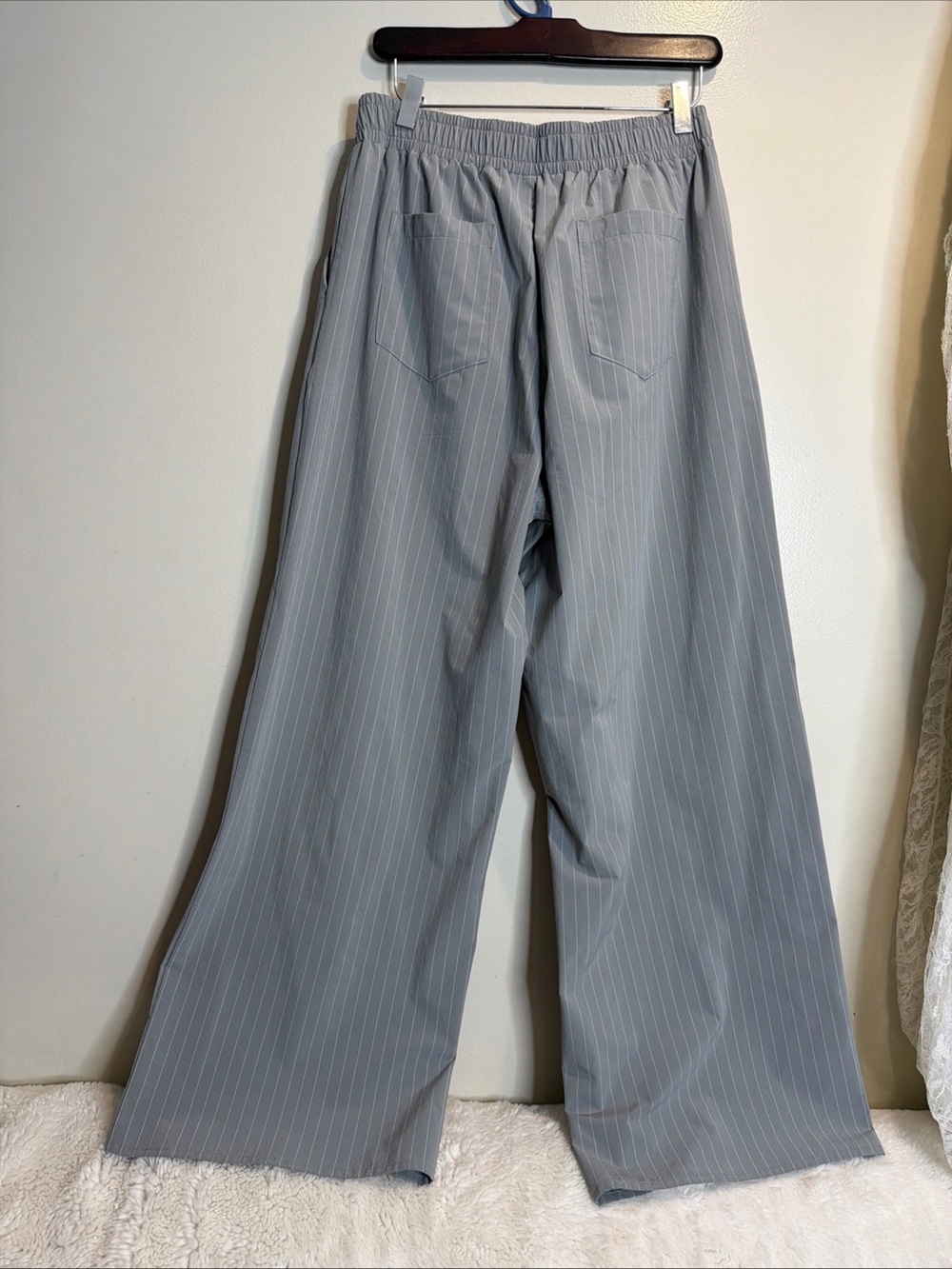 ALO Yoga Pinstripe Daylight Boxer wide leg Logo waistband Pant in Lunar Grey M - Picture 7 of 7